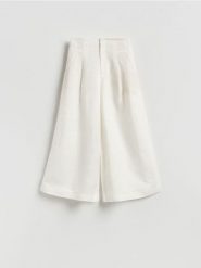 Spodnie z szerokimi nogawkami - biały. Białe spodnie materiałowe damskie Reserved, bez wzorów, z tkaniny. Za 129.99 zł.