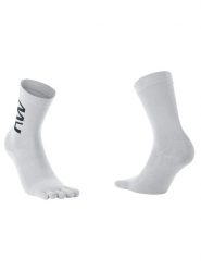 Skarpety rowerowe NORTHWAVE Extreme Five Sock białe. Białe skarpetki męskie Northwave, bez wzorów, z dzianiny. Za 90.90 zł.