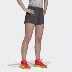 Szorty damskie adidas HB Train. Czerwone szorty damskie Adidas, bez wzorów, z materiału, biznesowe, z standardowym stanem. Za 140.00 zł.