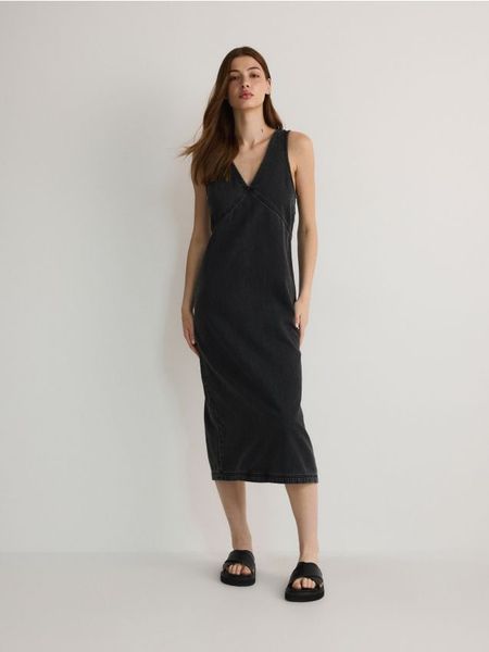 Jeansowa sukienka midi z lyocellem - czarny. Czarne sukienki damskie Reserved, l, bez wzorów, z bawełny, bez kołnierzyka, bez ramiączek, midi, rozkloszowane. W wyprzedaży za 49.99 zł.