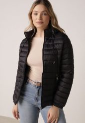 Czarna Klasyczna Kurtka Przejściowa z Pikowaniem i Odpinanym Kapturem Fezizola. Czarne kurtki damskie Born2be, na jesień, l, bez wzorów, z jeansu. Za 89.99 zł.