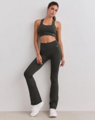 Damskie legginsy bezszwowe prążkowane wysoki stan dzwony długie ciemnozielone. Zielone legginsy sportowe damskie Aim'n, m, bez wzorów, z elastanu, z podwyższonym stanem, na fitness i siłownię. Za 302.00 zł.