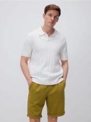Szorty regular fit - jasnozielony. Zielone szorty męskie Reserved, z bawełny, bez kołnierzyka. W wyprzedaży za 69.99 zł.