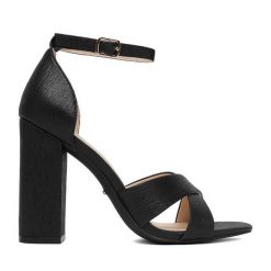 Sandały DeeZee. Czarne sandały damskie DeeZee, bez wzorów, bez obcasa, na słupku. Za 139.99 zł.