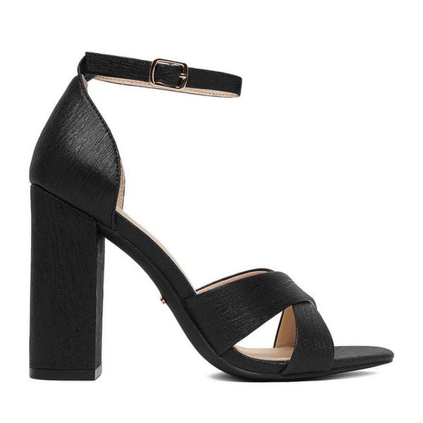 Sandały DeeZee. Czarne sandały damskie DeeZee, bez wzorów, bez obcasa, na słupku. Za 139.99 zł.