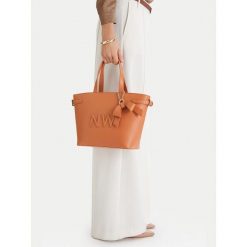 Torebka Nine West. Brązowe torebki klasyczne damskie Nine West, bez wzorów, bez dodatków. Za 349.99 zł.