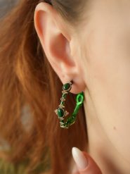 L'Atelier de Gaia Pozłacane kolczyki-kreole z cyrkoniami i malachitami rozmiar: onesize. Zielone kolczyki damskie L'Atelier de Gaia, z cyrkonią, pozłacane. Za 82.99 zł.