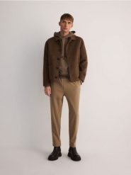 Spodnie jogger z wiskozą - brązowy. Brązowe spodnie materiałowe męskie Reserved, bez wzorów, z tkaniny. W wyprzedaży za 39.99 zł.