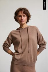 Sweter z kapturem beżowy. Brązowe swetry klasyczne damskie MOODO, l, z poliamidu, bez kołnierzyka. Za 149.99 zł.