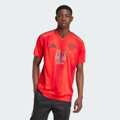Koszulka FC Bayern 24/25 Home. Czerwone t-shirty sportowe męskie Adidas, m, z materiału, bez ramiączek, do piłki nożnej. Za 349.00 zł.