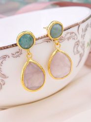 Pierres de Jade Pozłacane kolczyki-wkrętki z amazonitami i kwarcem różowym rozmiar: onesize. Różowe kolczyki damskie Pierres de Jade, z kwarcem, pozłacane. Za 56.99 zł.