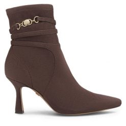 Botki Nine West. Brązowe botki damskie Nine West, bez obcasa, na słupku, bez zapięcia. Za 279.99 zł.