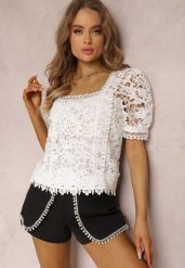 Biała Bluzka Aikeia. Białe bluzki damskie Renee, s, w ażurowe wzory, z koronki, eleganckie, bez kołnierzyka, bez ramiączek. Za 49.99 zł.