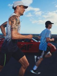 4F Koszulka do biegania regular szybkoschnąca męska - czarna M. Czarne t-shirty sportowe męskie 4f, m, z materiału, bez ramiączek, do biegania. Za 119.99 zł.