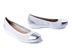 CAPRICE 22103-42 183 white/silver, baleriny damskie. Białe baleriny damskie Caprice, bez wzorów, bez obcasa. Za 209.93 zł.