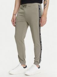 Guess Spodnie dresowe Z2YB19 K6ZS1 Khaki Regular Fit. Brązowe spodnie dresowe męskie Guess, z aplikacjami, z bawełny. Za 279.99 zł.