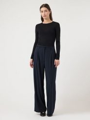 YAS Spodnie "Pimis" w kolorze granatowym rozmiar: 36. Niebieskie spodnie materiałowe damskie YAS, bez wzorów, z materiału, z podwyższonym stanem. Za 163.26 zł.