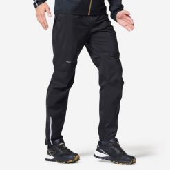 Spodnie do biegania w terenie przeciwdeszczowe męskie Kiprun Run 900 Rain. Czarne spodnie materiałowe męskie KIPRUN, bez wzorów, z elastanu, sportowe. Za 199.99 zł.