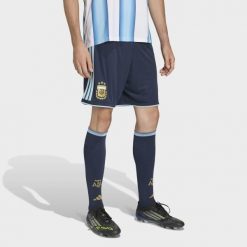 Szorty Argentina 26 Home Replica. Niebieskie szorty męskie Adidas, bez kołnierzyka. Za 199.00 zł.
