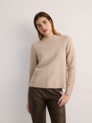 Sweter z raglanowymi rękawami - beżowy. Brązowe swetry klasyczne damskie Reserved, l, z dzianiny, bez kołnierzyka. W wyprzedaży za 79.99 zł.