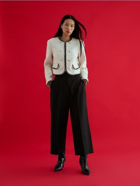 Spodnie culotte z kantem - czarny. Czarne spodnie materiałowe damskie Reserved, bez wzorów, z tkaniny. W wyprzedaży za 99.99 zł.