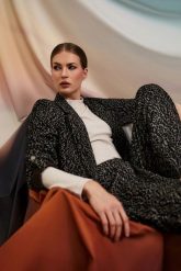 Marynarka w zwierzęcy wzór czarna. Czarne marynarki i żakiety damskie MOODO, l, bez wzorów, z elastanu. Za 179.99 zł.