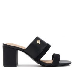 Klapki Tommy Hilfiger. Czarne klapki damskie Tommy Hilfiger, bez wzorów, bez obcasa. Za 369.99 zł.