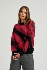 Sweter z geometrycznym wzorem czerwony. Czerwone swetry klasyczne damskie MOODO, l, z poliesteru, bez kołnierzyka. W wyprzedaży za 59.99 zł.