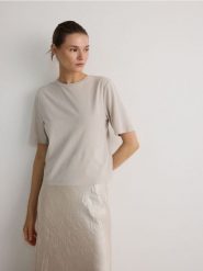 T-shirt z modalem - beżowy. Brązowe t-shirty damskie Reserved, l, bez wzorów, z dzianiny, bez kołnierzyka. W wyprzedaży za 49.99 zł.