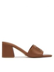 Guess Klapki FLJGAS LEA03 Brązowy. Brązowe klapki damskie Guess, z aplikacjami, ze skóry, bez obcasa. Za 449.99 zł.