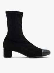 Czarne botki z lakierowanym noskiem. Czarne botki damskie Brawo sp. z o.o., z nubiku, z okrągłym noskiem, bez obcasa, na obcasie, bez zapięcia. Za 399.99 zł.