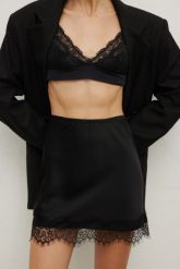 Mini spódniczka z koronka w kolorze BLACK - CHIC-M. Czarne spódniczki damskie Marsala, m, bez wzorów, z koronki, eleganckie, maxi, dopasowane. Za 159.90 zł.