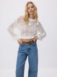 Sweter z różami - biały. Białe swetry klasyczne damskie Reserved, l, z bawełny, bez kołnierzyka. W wyprzedaży za 119.99 zł.