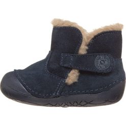 Skórzane buty w kolorze granatowym do nauki chodzenia. Niebieskie buciki dla niemowląt Primigi, ze skóry, bez zapięcia. W wyprzedaży za 129.95 zł.