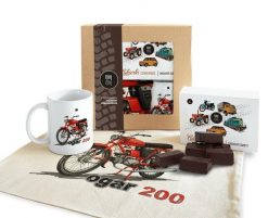 Ogar — paczka (Zawartość paczki: koszulka, torba, kubek, słodycze; Rozmiar koszulki / bluzy: 3XL (damska); Kolor koszulki / bluzy: czarny; Rodzaj nadr. Czarne t-shirty damskie nikiniki, s, bez wzorów, z bawełny, bez kołnierzyka. Za 179.00 zł.