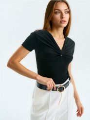 Wiskozowa koszulka z krótkim rękawem - czarny. Czarne t-shirty damskie Sinsay, l, bez wzorów, z wiskozy, bez kołnierzyka. Za 25.99 zł.