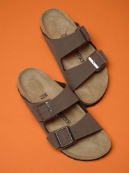 Birkenstock Klapki "Arizona" w kolorze jasnobrązowym rozmiar: 42. Brązowe klapki damskie Birkenstock, bez wzorów, bez obcasa. Za 371.45 zł.