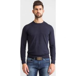 Granatowy sweter męski. Niebieskie swetry męskie Armani Collezioni, m, z aplikacjami, z bawełny, bez kołnierzyka. Za 1,149.00 zł.