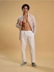 Spodnie chino jogger - kremowy. Białe spodnie materiałowe męskie Sinsay, bez wzorów. Za 69.99 zł.