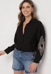 Czarna Koszula o Kroju Oversize Zdobiona Haftem na Rękawach Dovorea. Czarne koszule damskie Born2be, l, z aplikacjami, z bawełny, eleganckie, bez kołnierzyka, bez ramiączek. Za 79.99 zł.