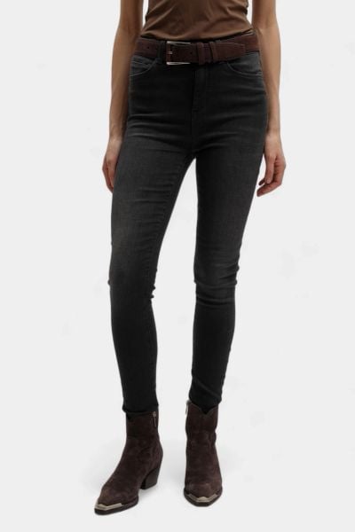 Damskie Spodnie Jeansowe Mustang Style Georgia Super Skinny Denim Black 1016903 4000 802. Czarne spodnie materiałowe damskie Mustang, bez wzorów, z denimu. Za 219.99 zł.