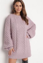 Jasnofioletowy Sweter o Wydłużonym Fasonie z Modnym Splotem Ahexa. Fioletowe swetry klasyczne damskie Born2be, ze splotem, bez kołnierzyka. Za 189.99 zł.