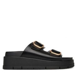 Klapki DeeZee. Czarne klapki damskie DeeZee, bez wzorów, bez obcasa. Za 149.99 zł.