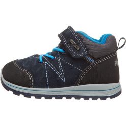 Skórzane sneakersy w kolorze granatowym. Niebieskie trampki i tenisówki chłopięce Primigi, bez wzorów, z gore-texu, bez zapięcia. W wyprzedaży za 159.95 zł.