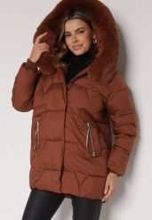 Brązowa Pikowana Kurtka o Pudełkowym Kroju z Odpinanym Futerkiem i Ozdobnym Suwakiem Hedilina. Brązowe kurtki damskie Born2be, l, bez wzorów, z futra. Za 229.99 zł.