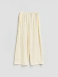 Szerokie spodnie z lyocellu - złamana biel. Spodnie materiałowe damskie Reserved, bez wzorów, z lyocellu. Za 119.99 zł.