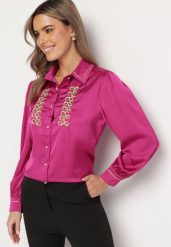 Fuksjowa Satynowa Koszula z Kołnierzykiem Ozdobiona Cyrkoniami i Perełkami Classa. Czerwone koszule damskie Born2be, m, bez wzorów, z jeansu, eleganckie, bez kołnierzyka, bez ramiączek. Za 59.99 zł.