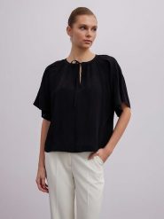 BGN Bluzka w kolorze czarnym rozmiar: 36. Czarne bluzki damskie BGN, bez wzorów, z wiskozy, bez kołnierzyka, bez ramiączek. Za 69.58 zł.