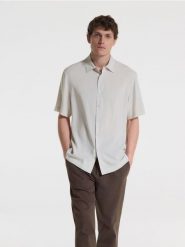 Koszula comfort fit z lyocellem - beżowy. Brązowe koszule męskie Reserved, l, bez wzorów, z lyocellu, bez kołnierzyka, bez ramiączek. W wyprzedaży za 59.99 zł.