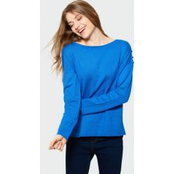Klasyczny sweter z dekoracyjnymi guzikami. Swetry klasyczne damskie Greenpoint, z poliesteru, bez kołnierzyka. Za 39.99 zł.